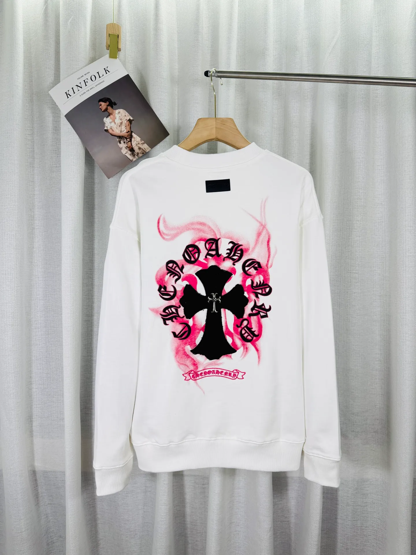 P240 top version, real shot without P, ​​different from market currency) 𝗖𝗵𝗿𝗼𝗺𝗲 𝗛𝗲𝗮𝗿𝘁𝘀/Croxin 2025 3D three-dimensional autumn and winter new original single counter American laser color printed patch embroidered couple casual sweatshirt 👑The highest version! Customized fabric 430g tripe terry fabric!  The best-selling model in the counter, very comfortable to wear. Accessories: original molded and authenticated collar label➕100% silk wash label. Genuine purchase-grade original hangtag➕matching hanging rope➕3D hanging beads➕original packaging bag. Craftsmanship: The original version has consistent wiring! The highest version of the armhole matching technique! Color: White Black Size: S M L XL Style No.: 9304